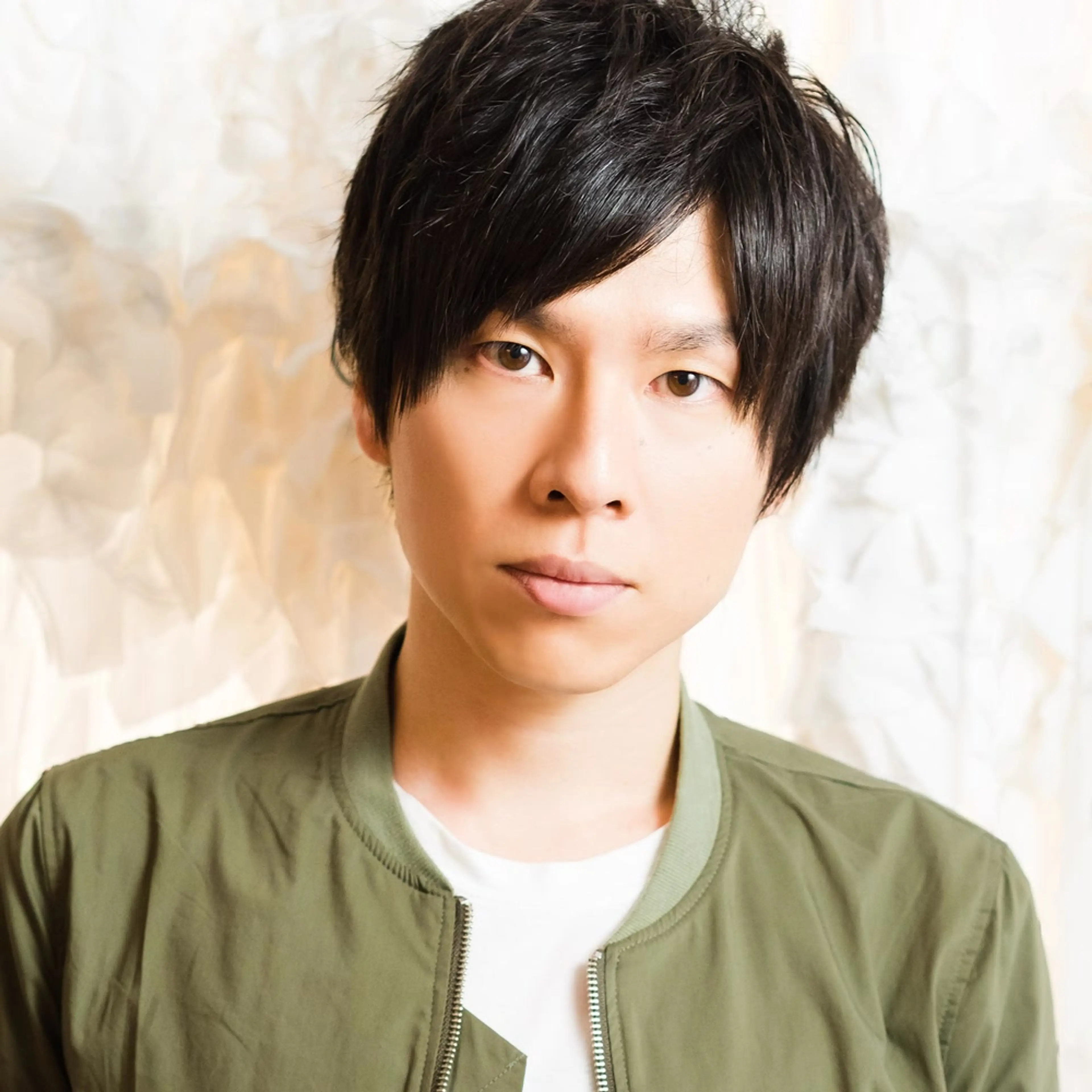 Japanese voice actor Kenji Akabane in an official Aoni Production portrait.