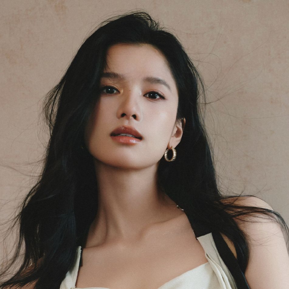 Zhang Jingyi in her WeTV actor portrait.