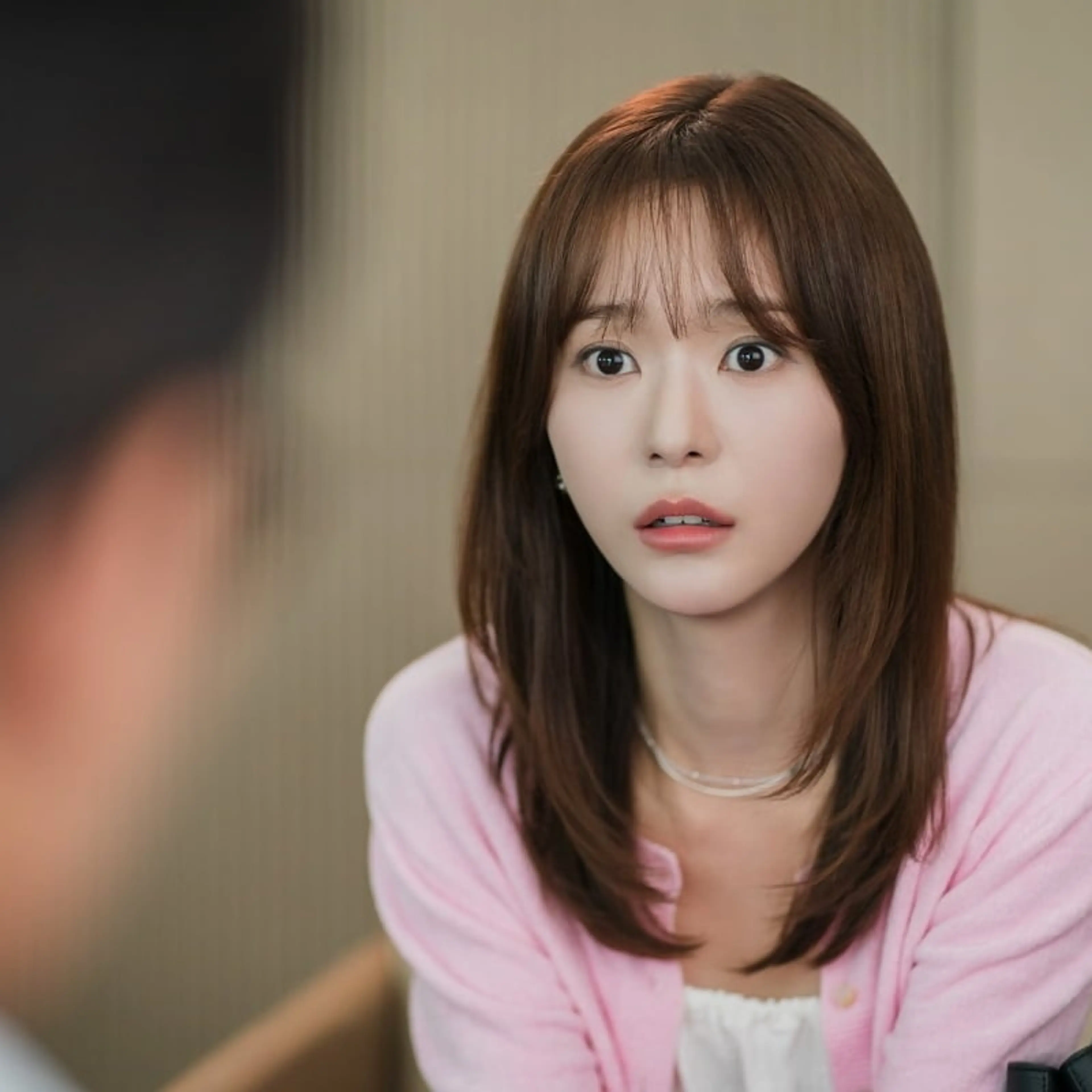 Oh Se-young as Lee Eun-chae wears a pink cardigan in What a Boss Wants.