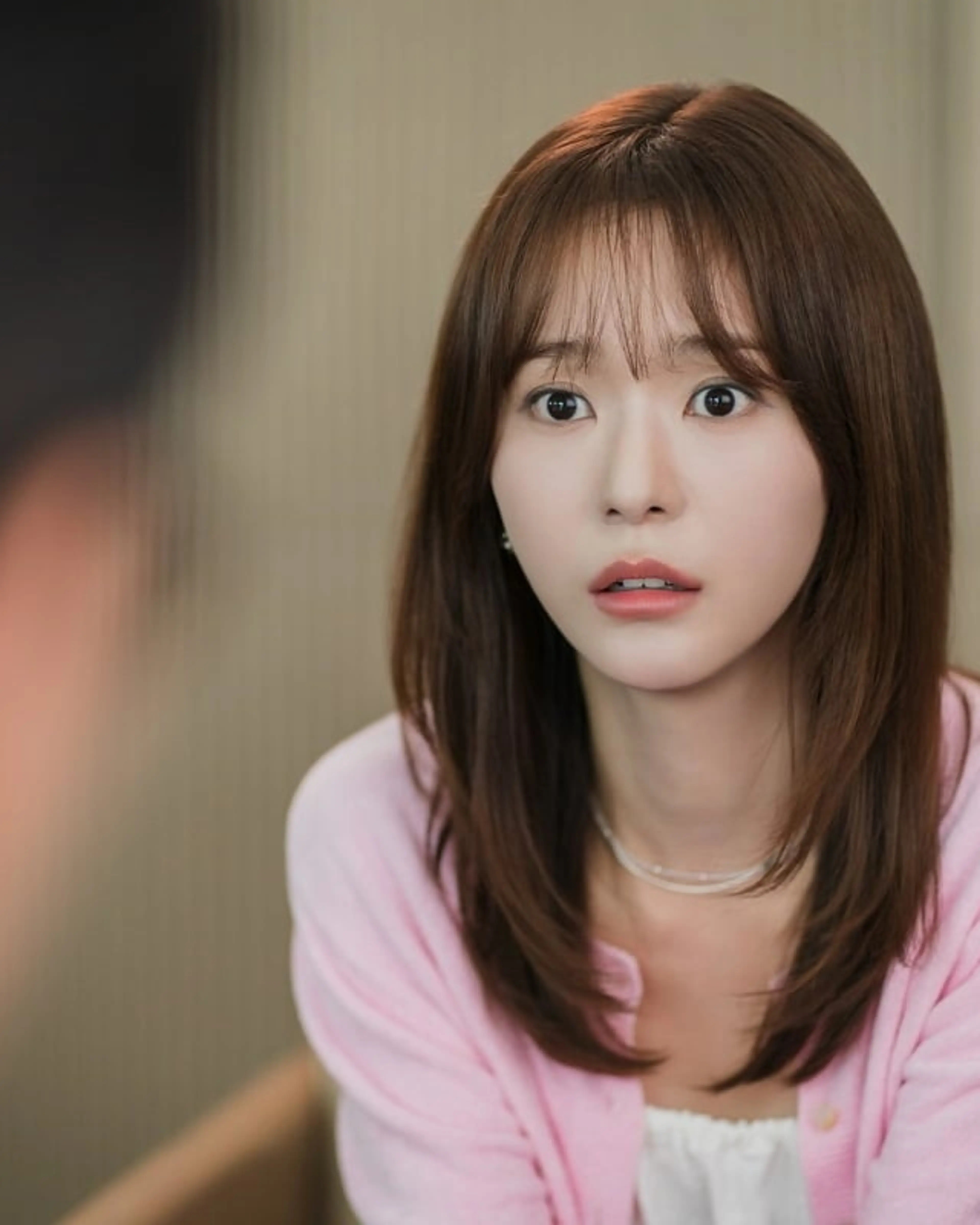 Oh Se-young as Lee Eun-chae wears a pink cardigan in What a Boss Wants.