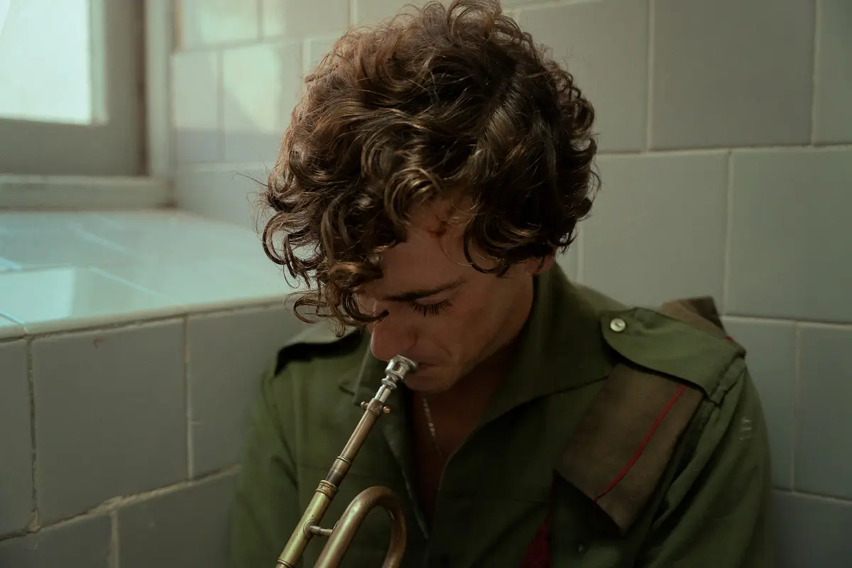 Guitarricadelafuente as Sebastián plays a trumpet in La Bola Negra.