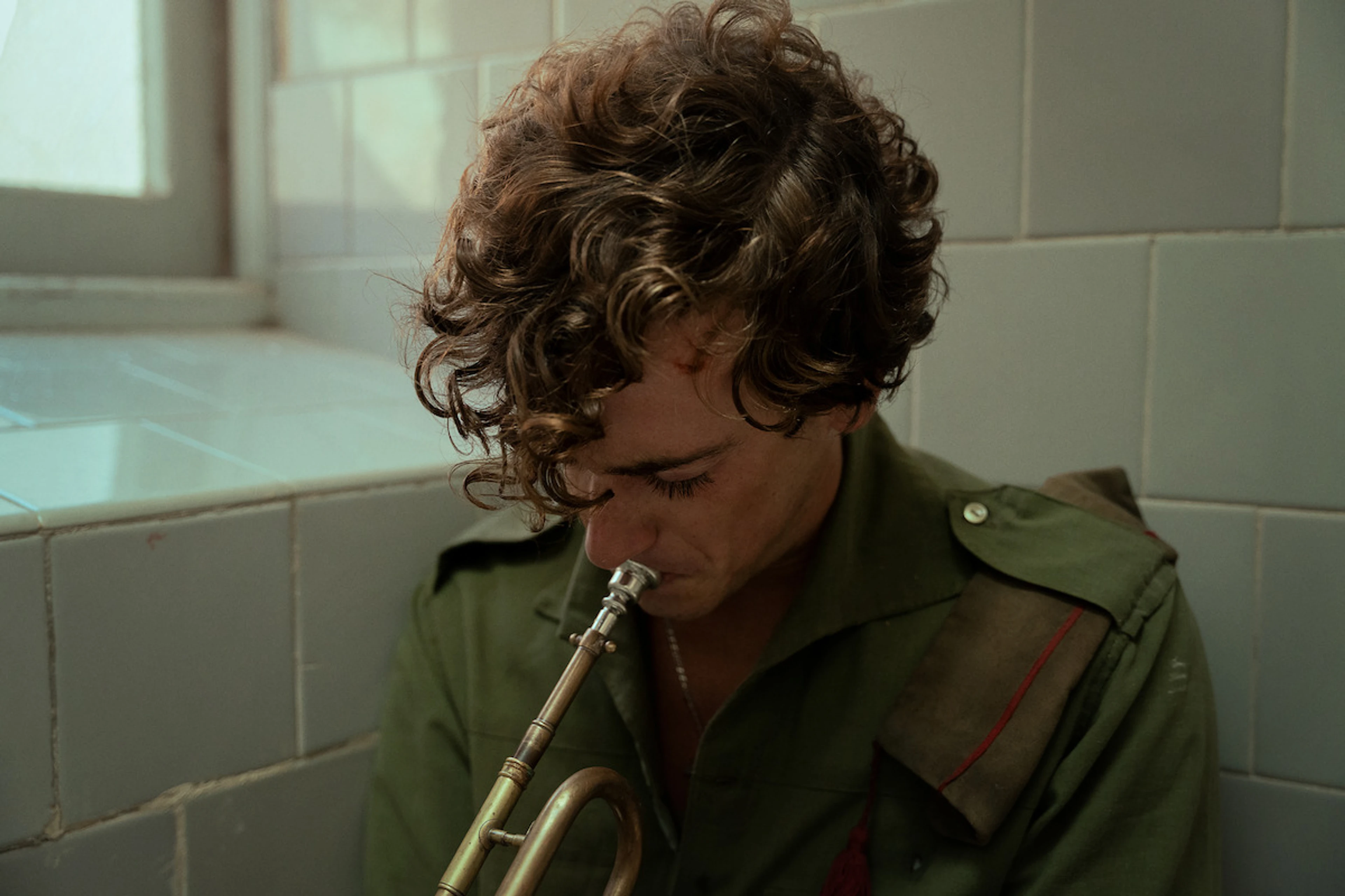 Guitarricadelafuente as Sebastián plays a trumpet in La Bola Negra.