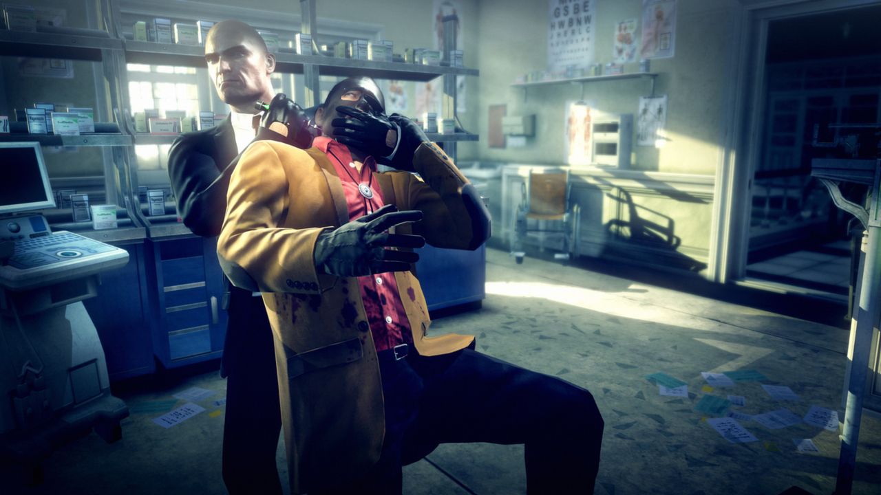 Agent 47 restrains another character in a close-range takedown.