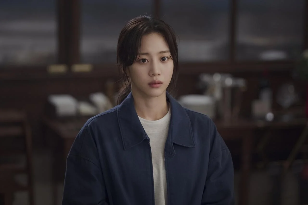 Hong Hwa-yeon as Choi Song-yi in Final Table.