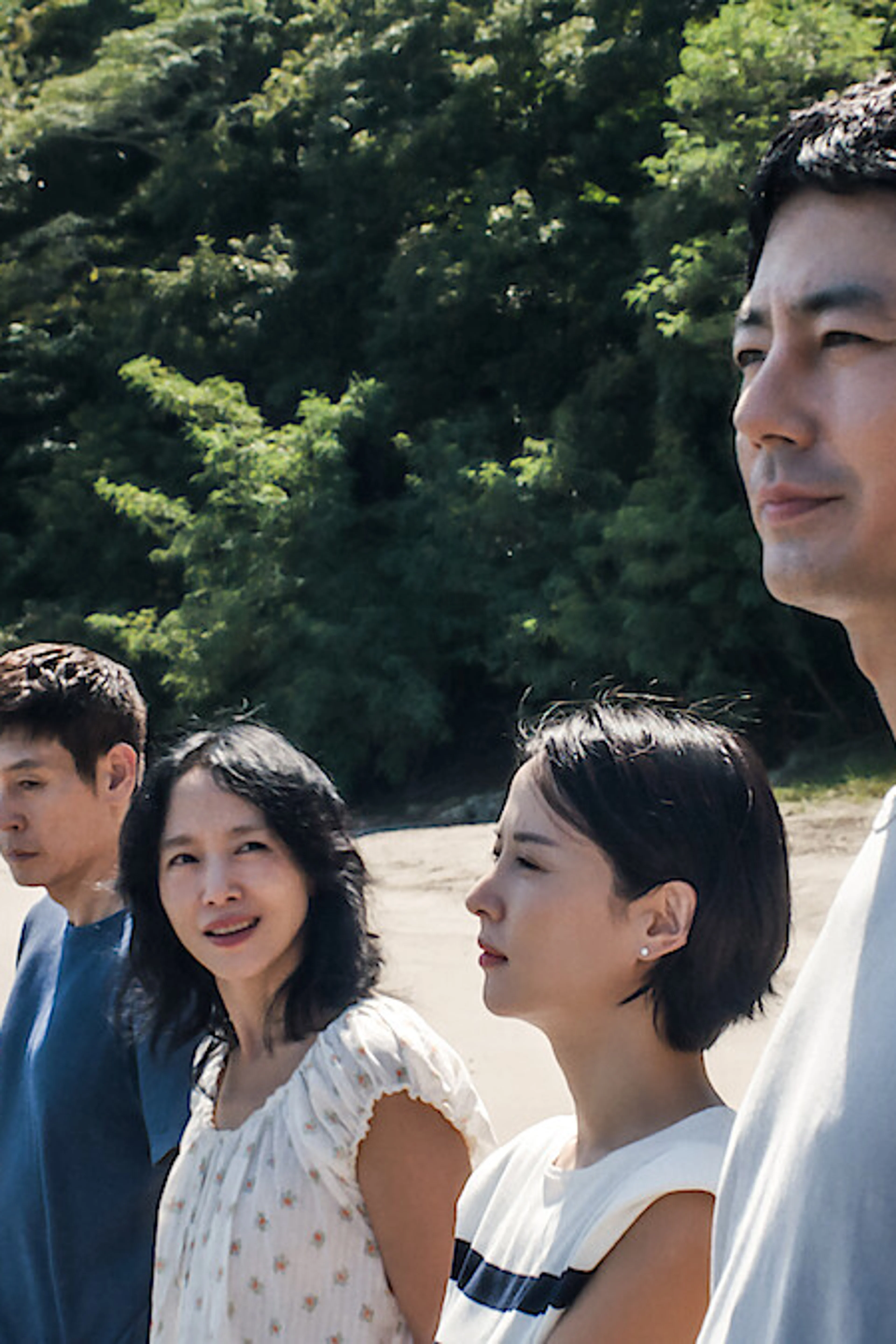 Jeon Do-yeon, Sul Kyung-gu, Cho Yeo-jeong and Zo In-sung stand on a beach in Possible Love.