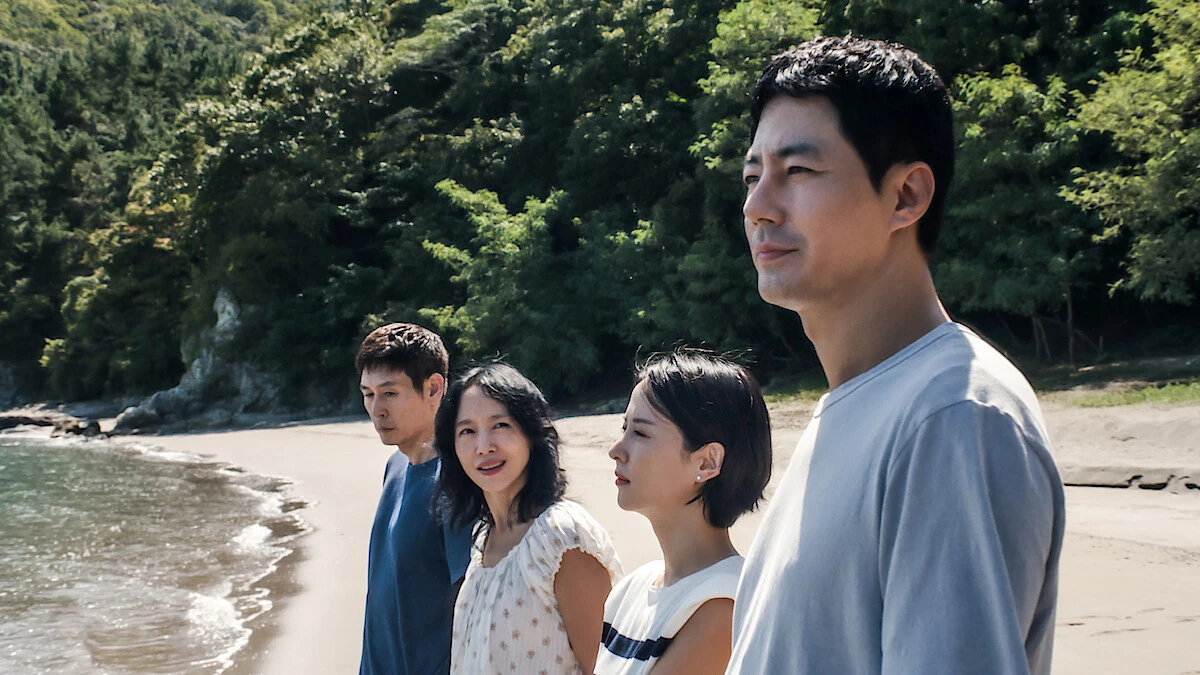 Ho-seok, Mi-ok, Ye-ji and Sang-woo stand beside the sea.