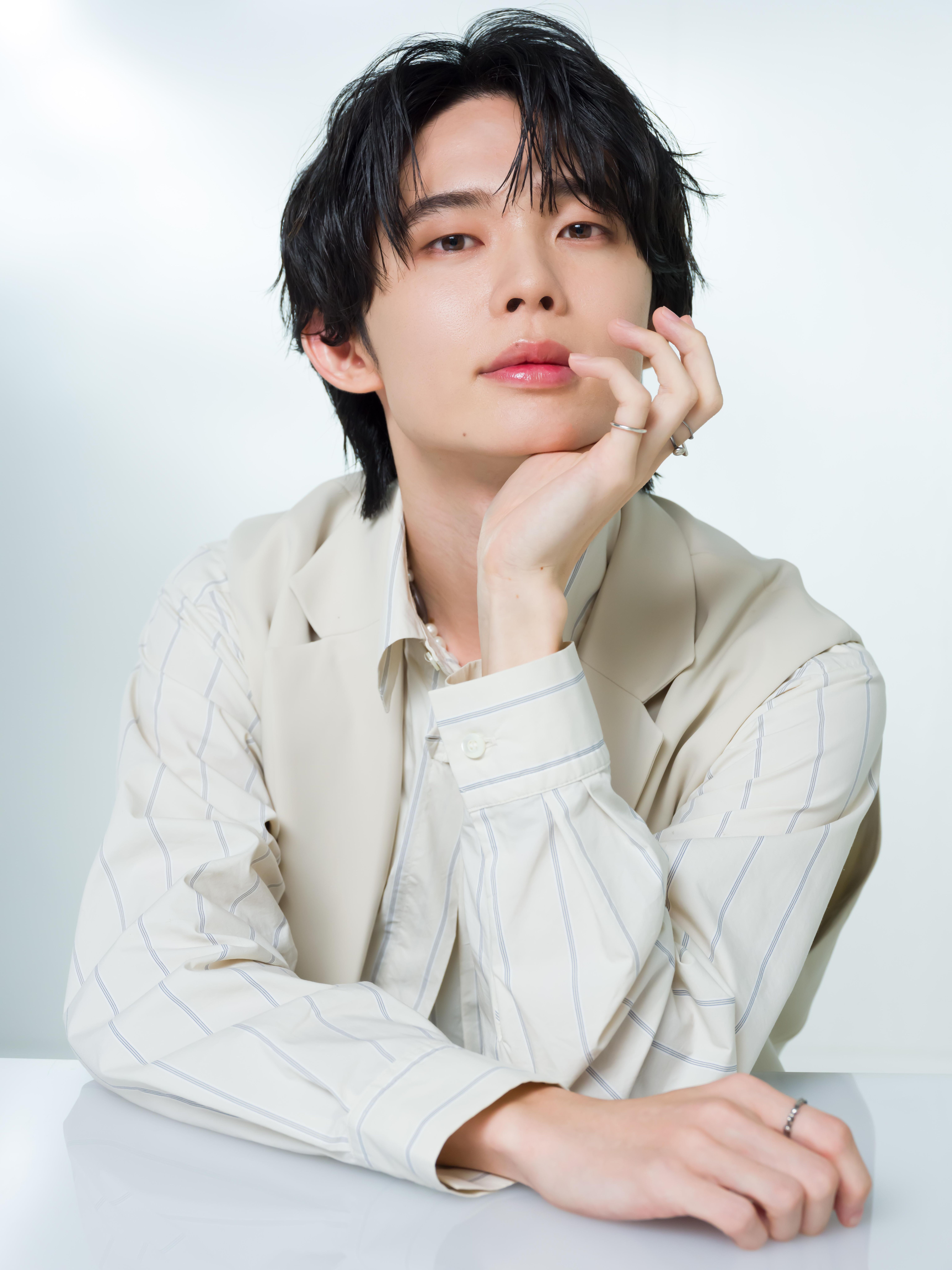 Japanese voice actor Reiji Kawashima in an official Aoni Production portrait.