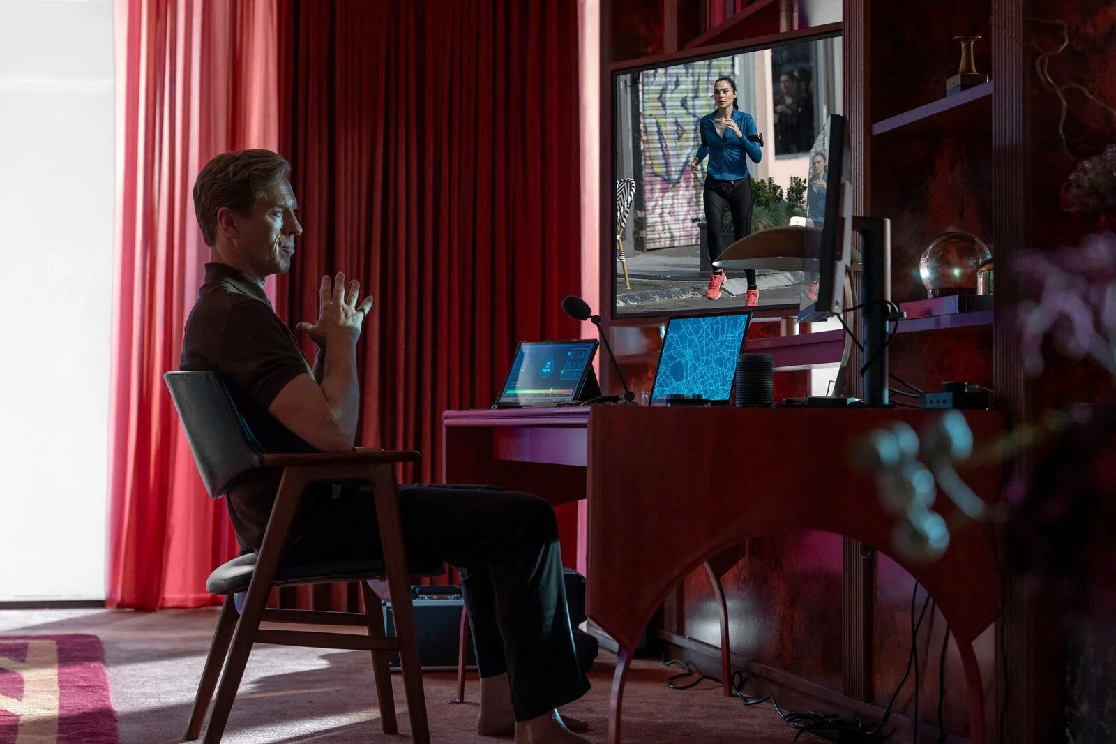 Damian Lewis as the Caller sits in front of several monitors in The Runner.
