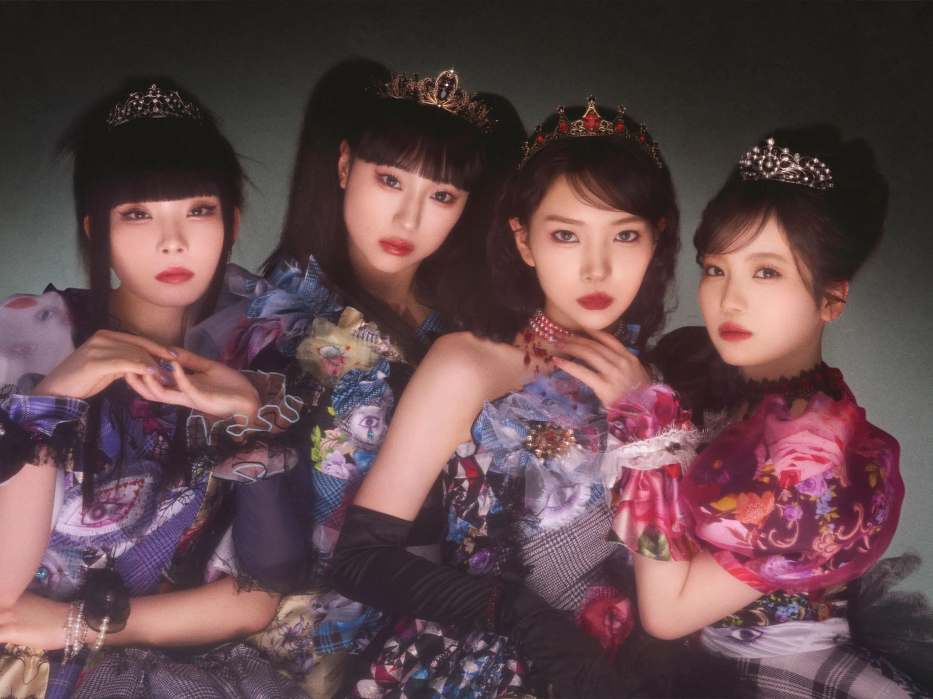 The members of Phantom Siita pose in crowns and patterned outfits for the official ending-theme photo.