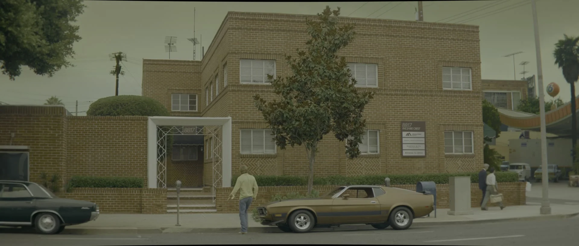 A 1970s car is parked outside a Los Angeles apartment building in the Cliff Booth trailer.