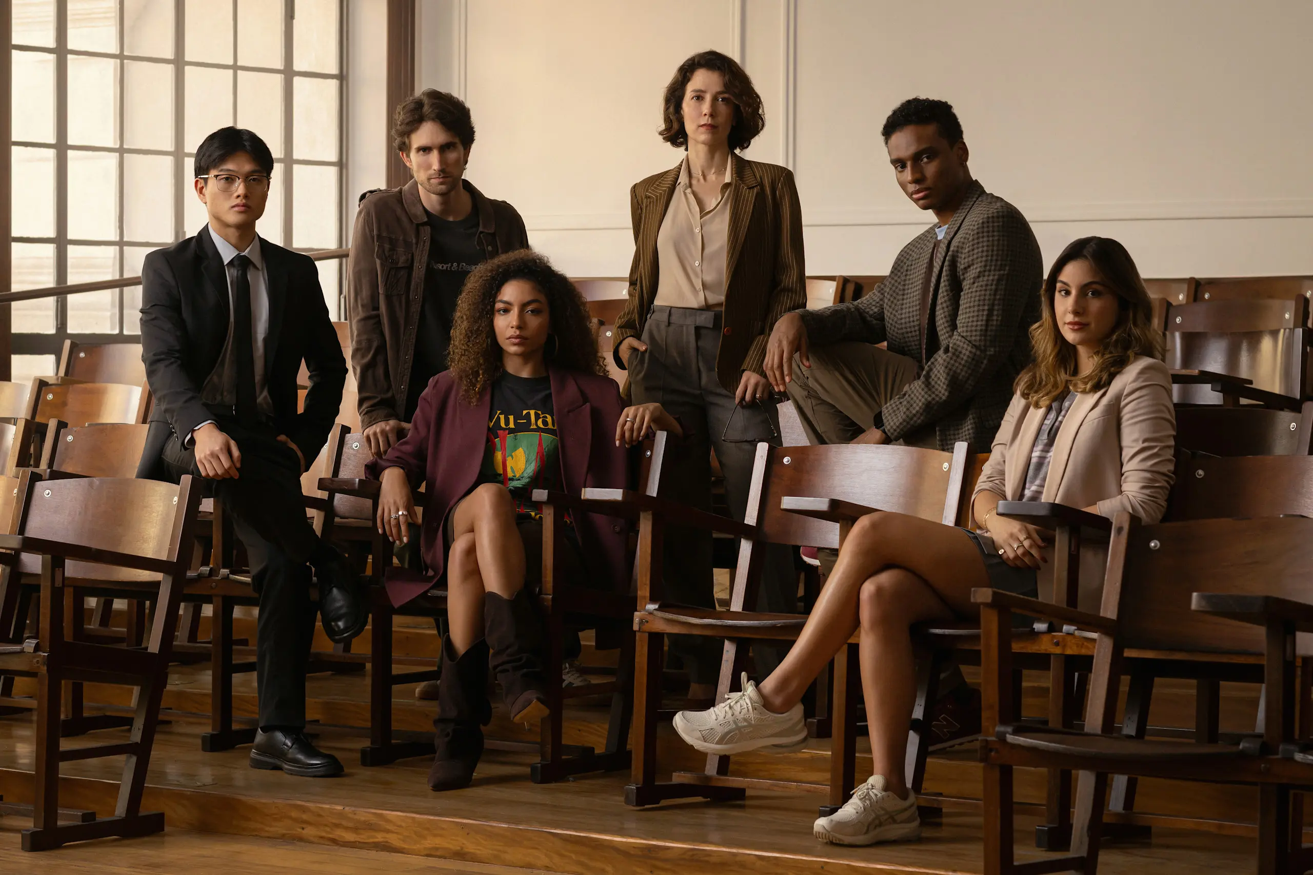 Marjorie Estiano and Any Gabrielly sit with the Habeas Corpus ensemble in an official Netflix still.