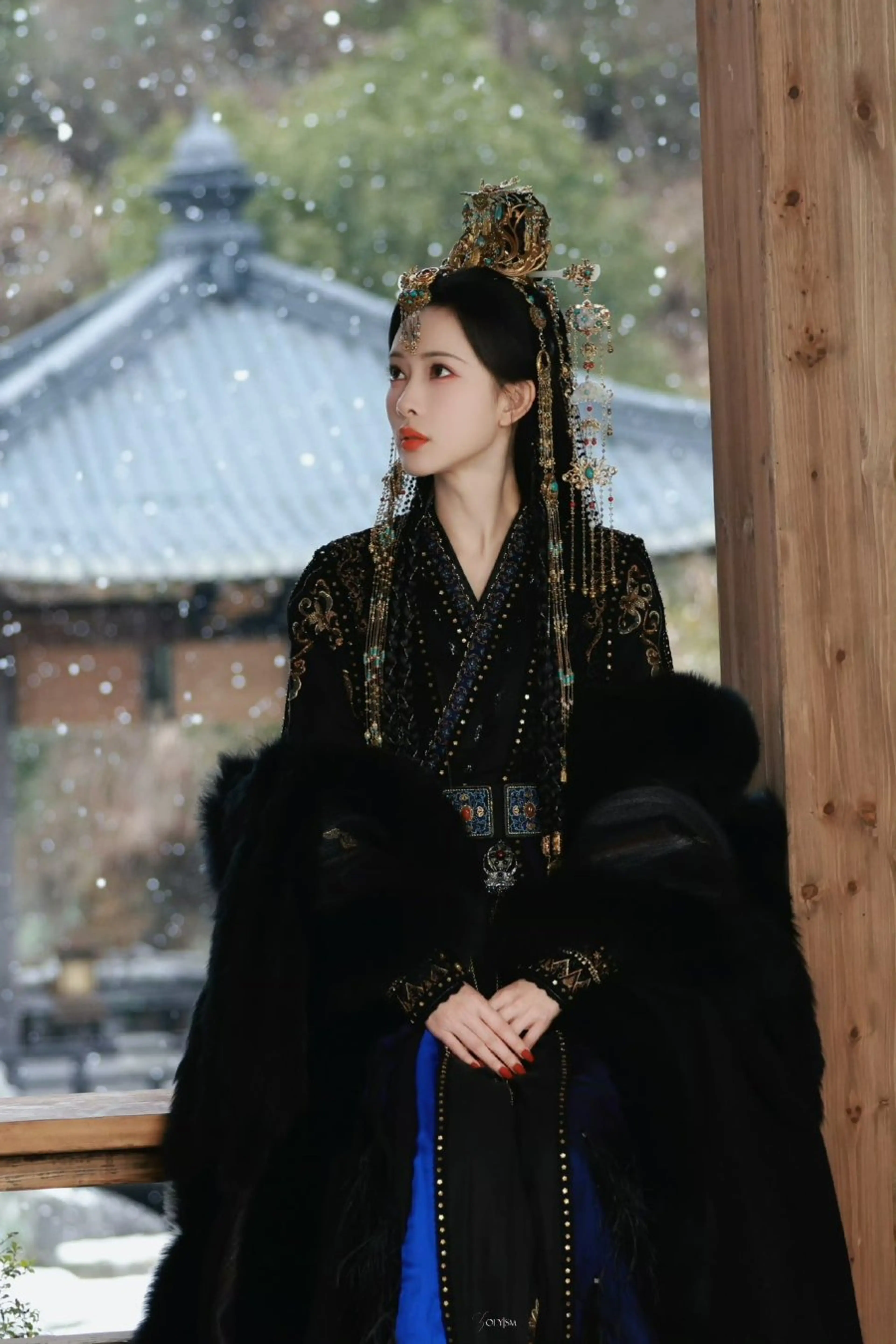 Meng Ziyi in a black costume for Tigers Sniff the Rose.