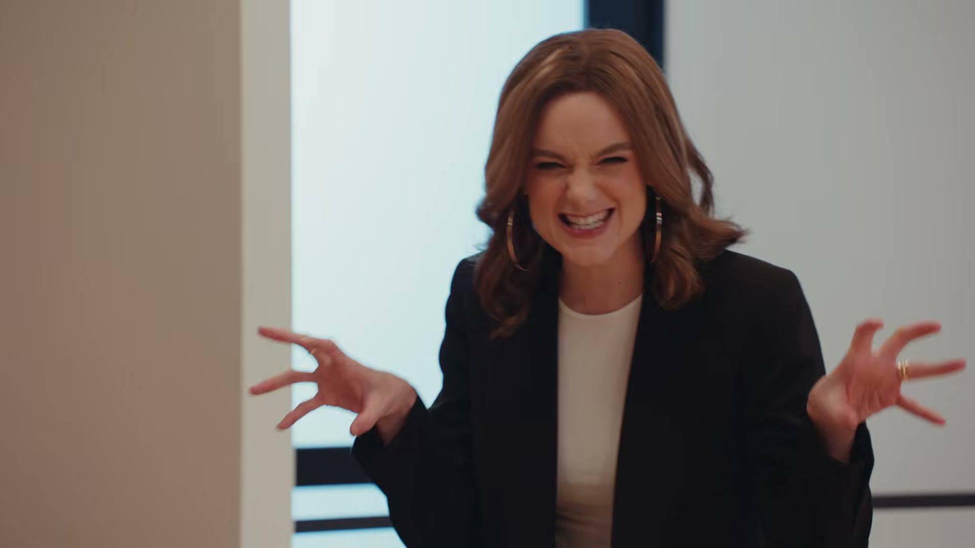 A cast member appears in the Dream Academy parody.