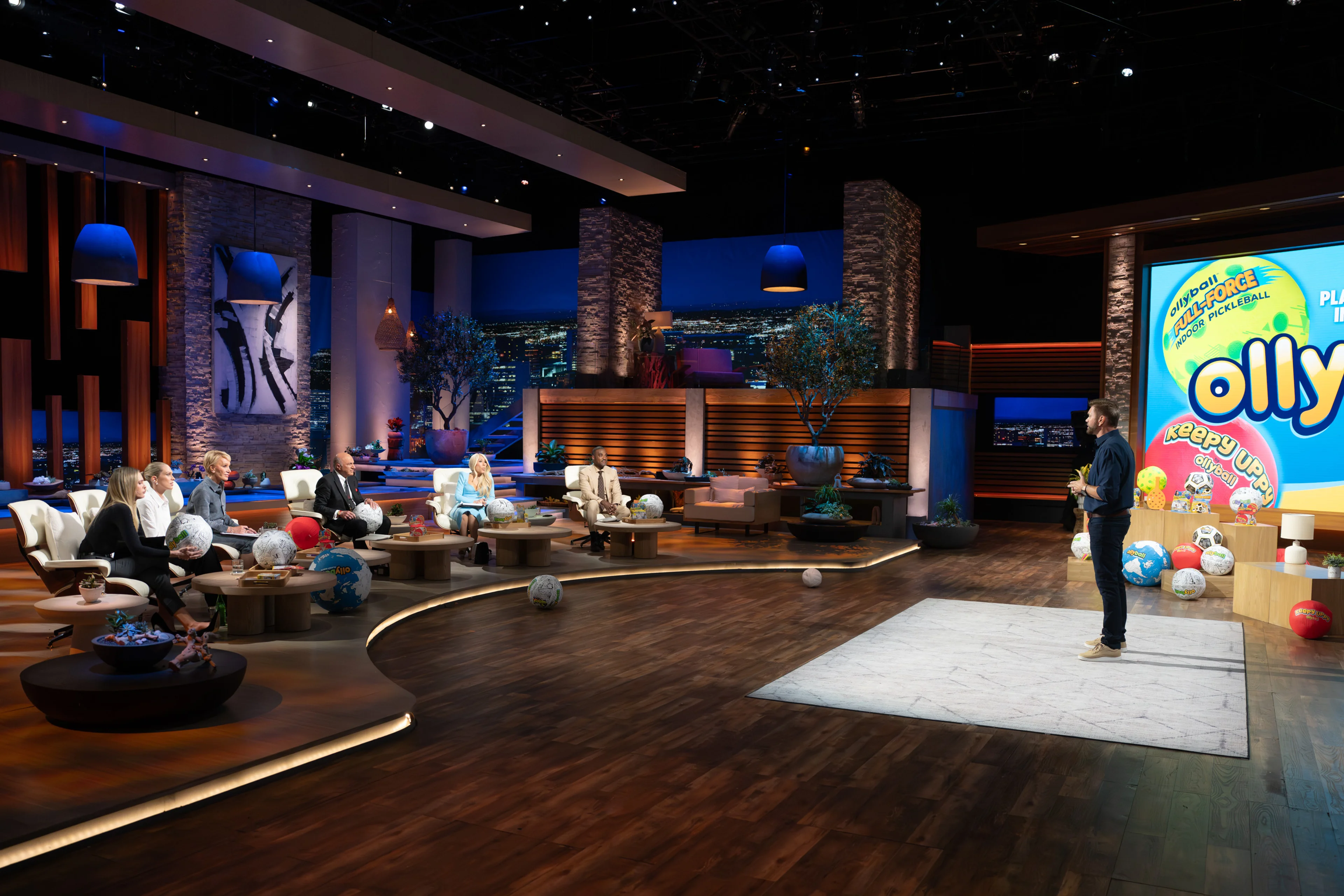 Erin and Sara Foster face an entrepreneur in the Shark Tank studio.