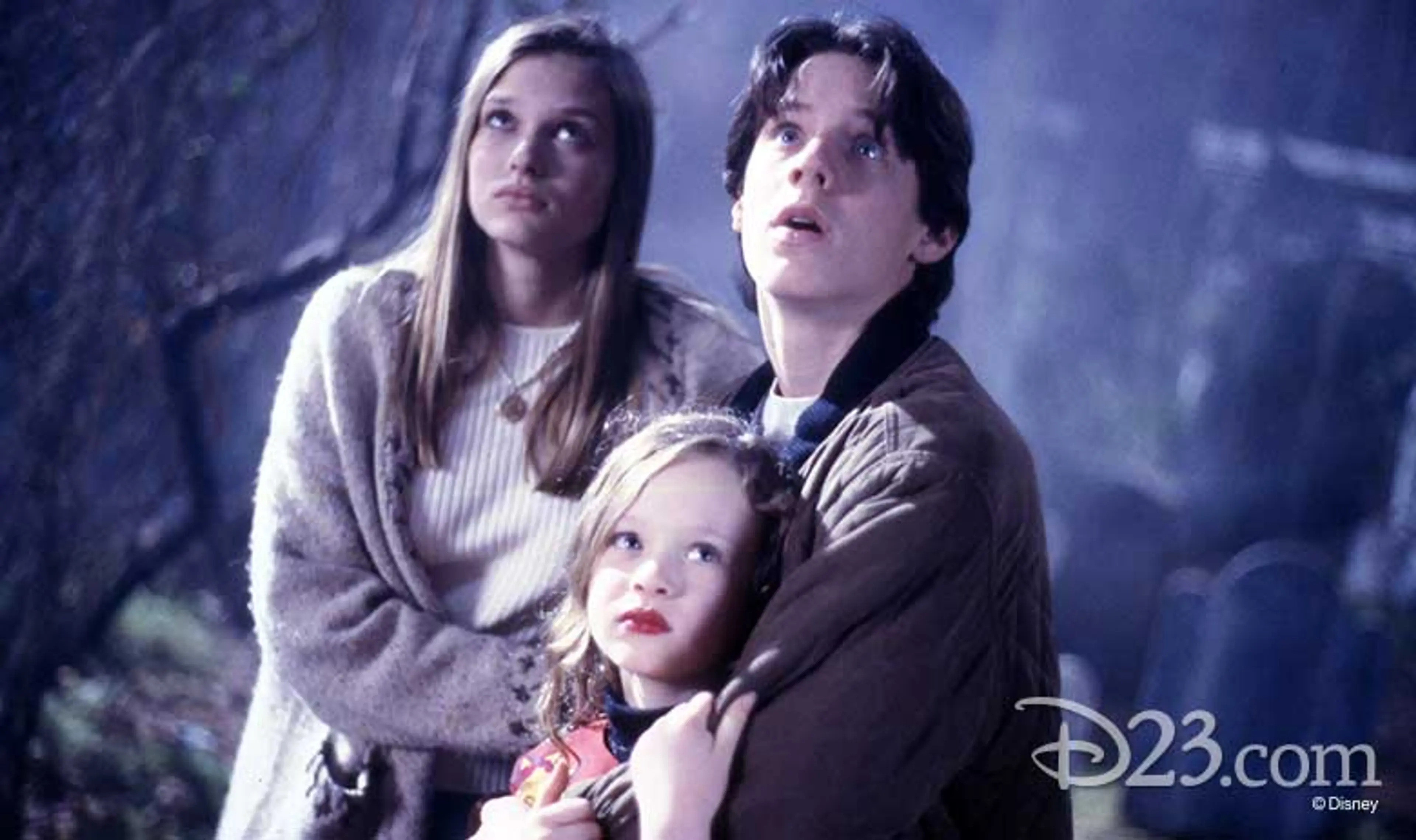 Vinessa Shaw, Omri Katz and Thora Birch look upward in a nighttime Hocus Pocus scene.