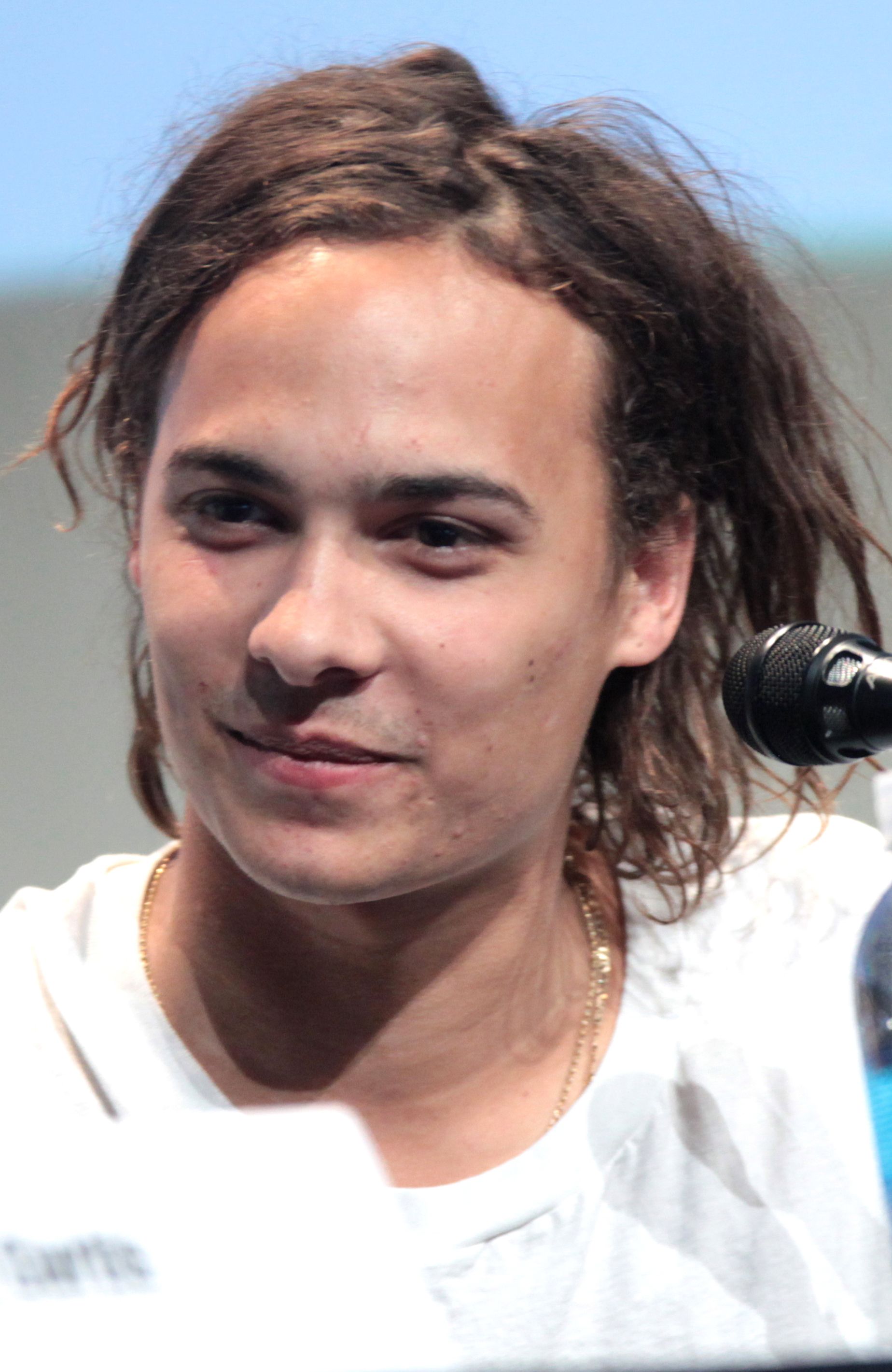 Frank Dillane at a public event, photographed by Gage Skidmore.