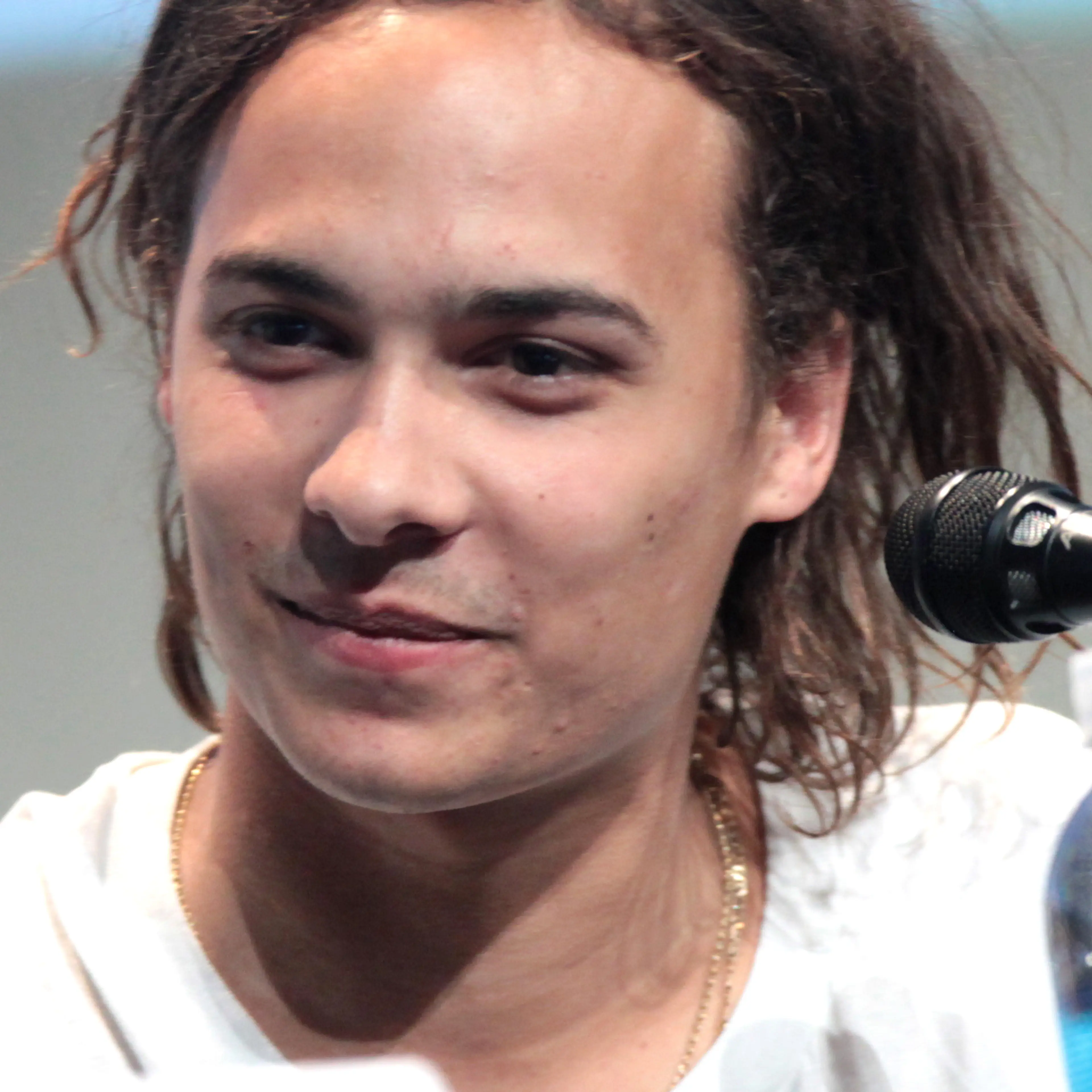 Frank Dillane at a public event, photographed by Gage Skidmore.