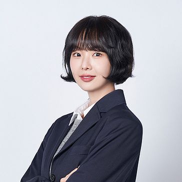 Keum Sae-rok as Lee Da-rim in the KBS World Iron Family cast portrait.