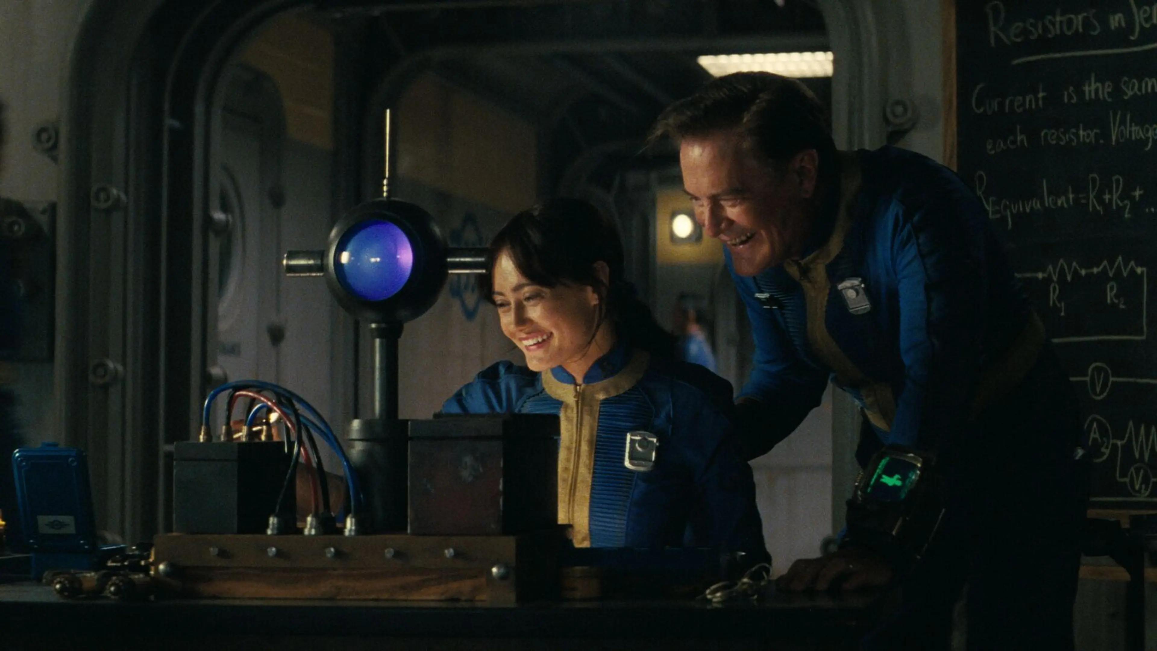 Kyle MacLachlan as Hank talks with Ella Purnell as Lucy in Fallout.