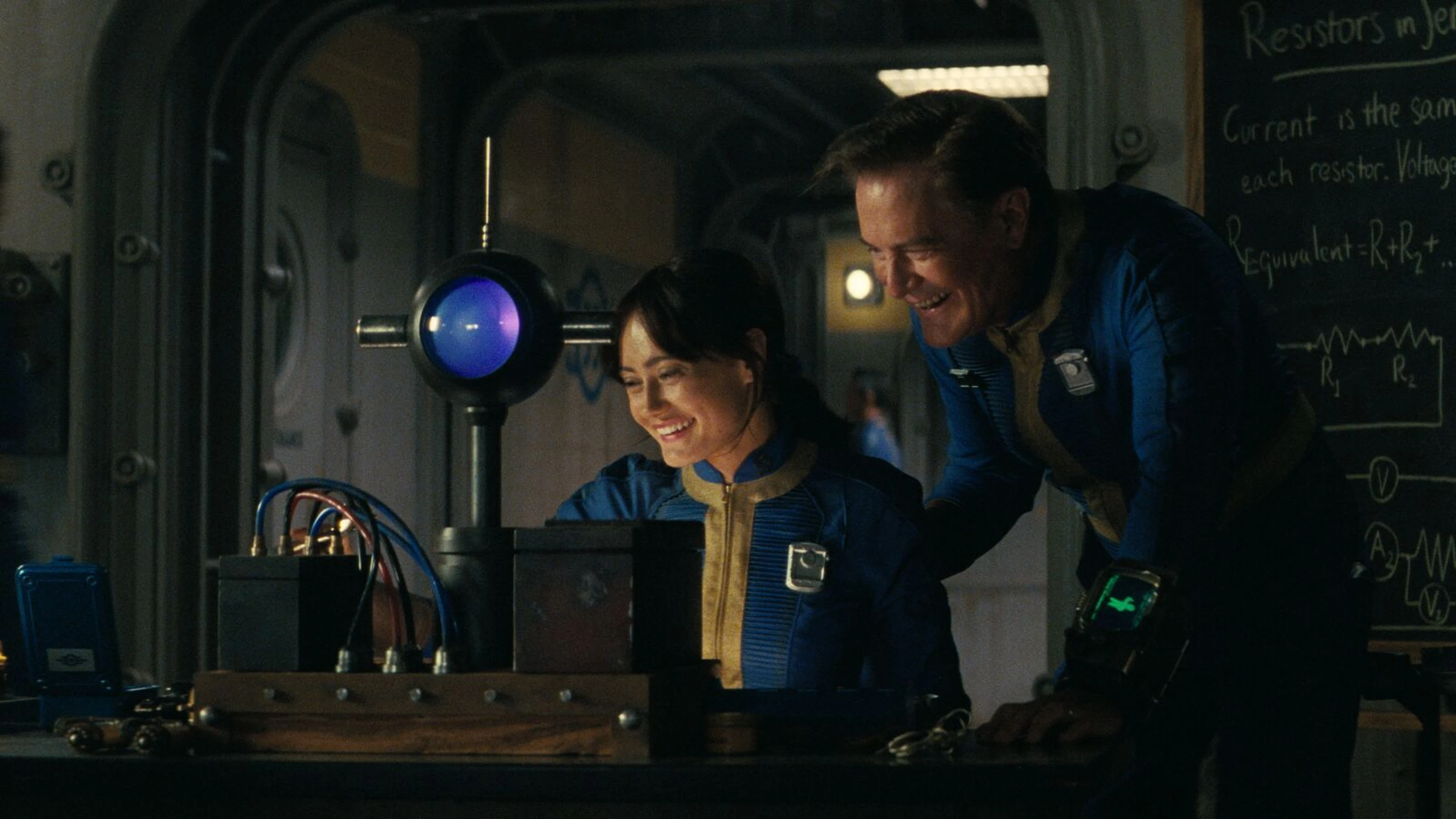 Kyle MacLachlan as Hank talks with Ella Purnell as Lucy in Fallout.