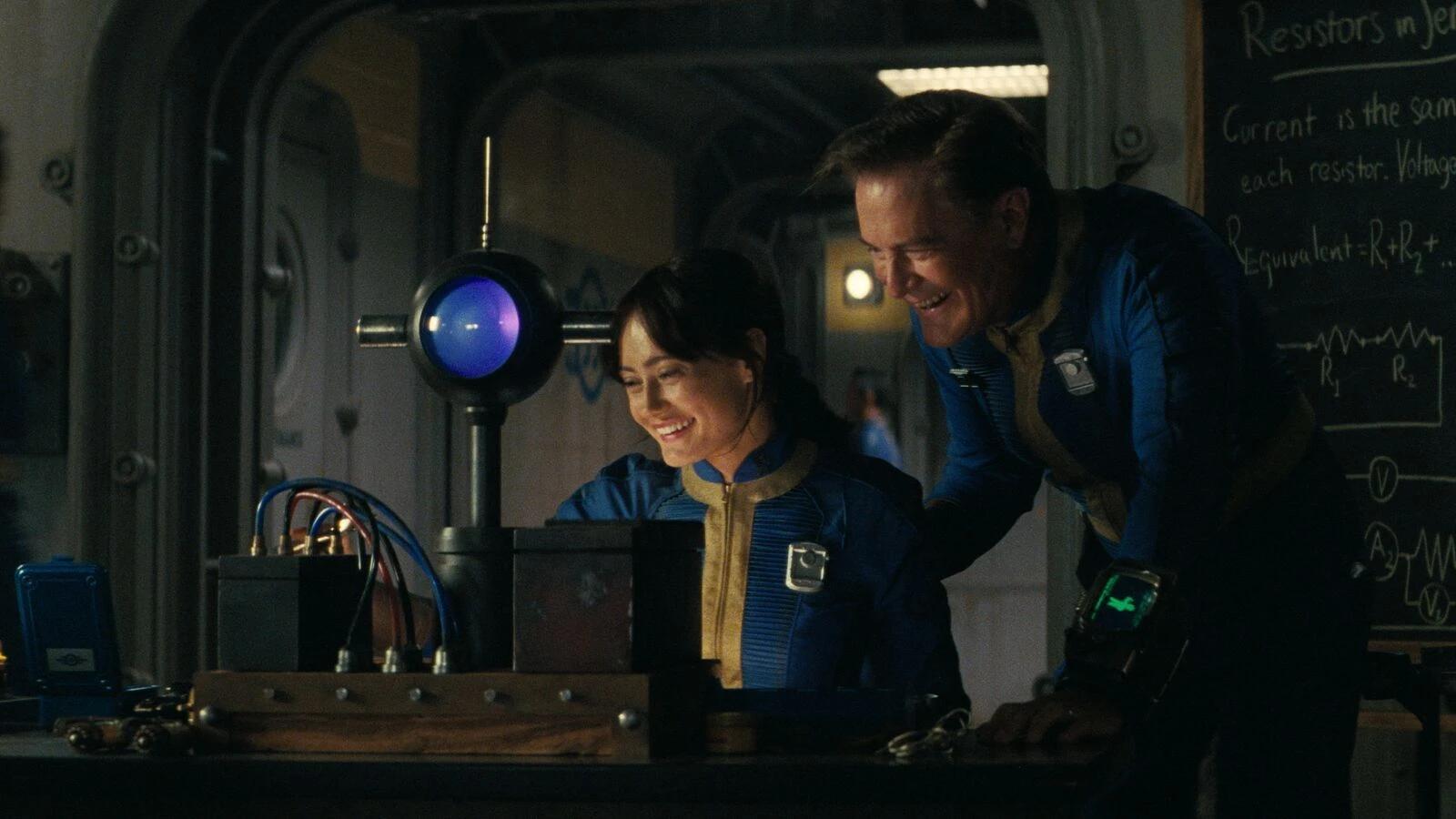 Kyle MacLachlan as Hank talks with Ella Purnell as Lucy in Fallout.